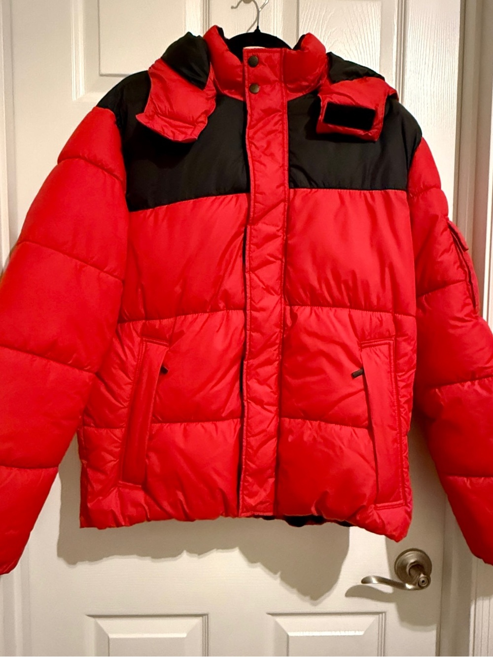 H&M LOGG Mens L Red Black Hooded Puffer Jacket Winter Coat Colorblock
